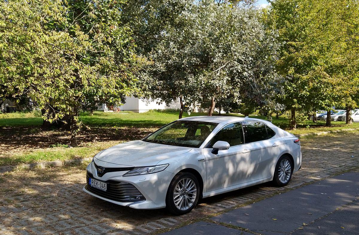 Toyota Camry Hybrid Executive VIP teszt - Autó, amiért a dízelt hibridre cseréled!